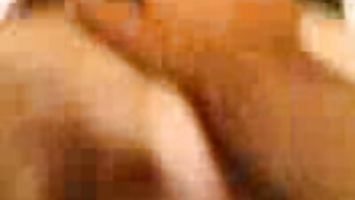 Mulher madura com tesão em lingerie sendo fodida vídeo pornô grátis para celular por um cara mais jovem